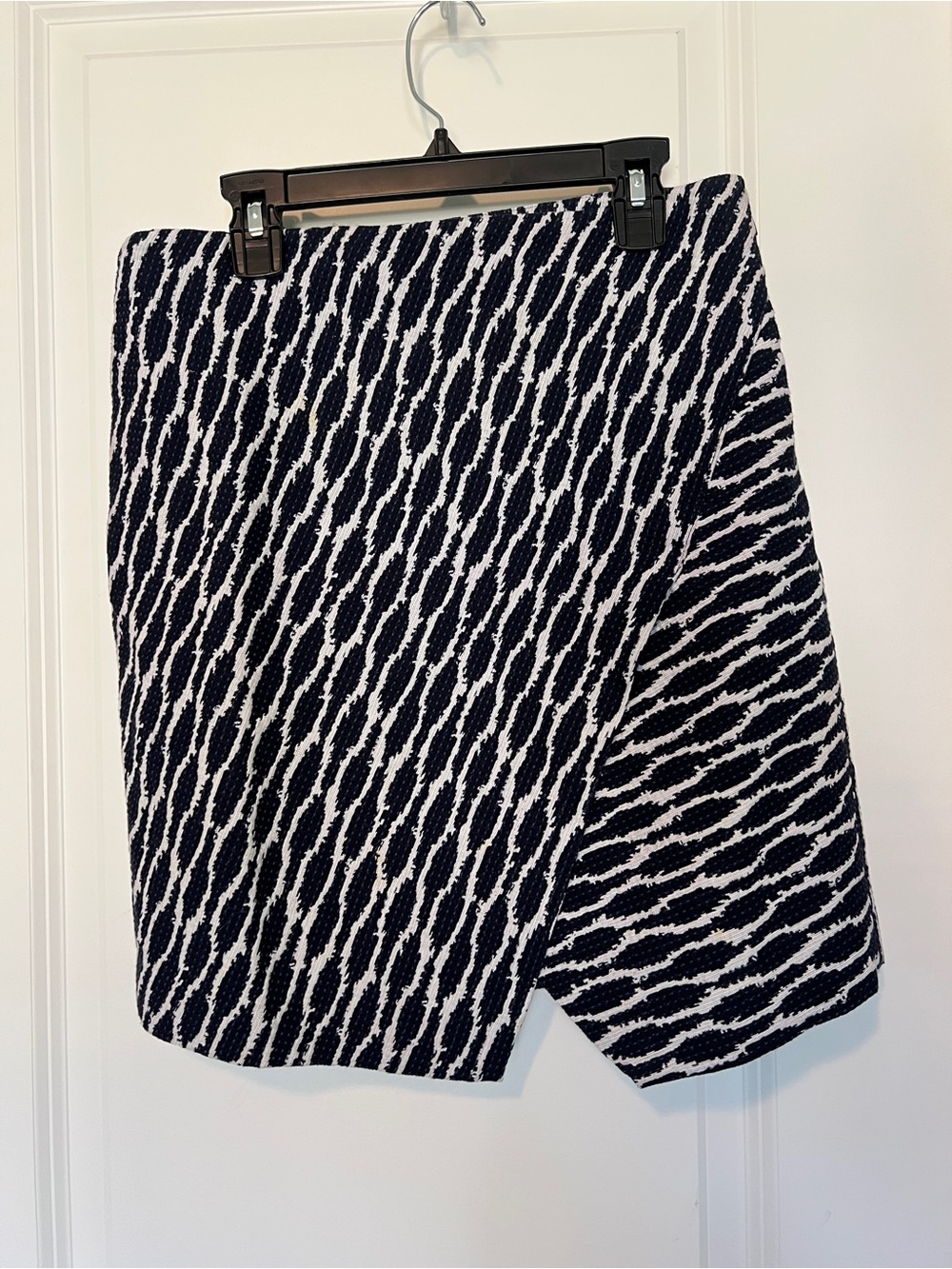 Ann Taylor Navy & White Patterned Flat Front skirt